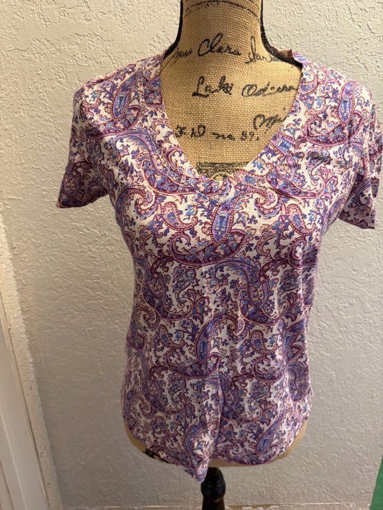 LOFT Tops - LOFT Purple & White Paisley V-Neck Short Sleeve Top